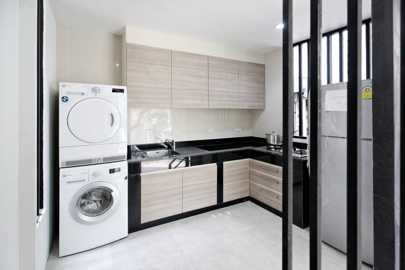 Pet friendly 4 bedroom rent near sky train near park Sukhumvit