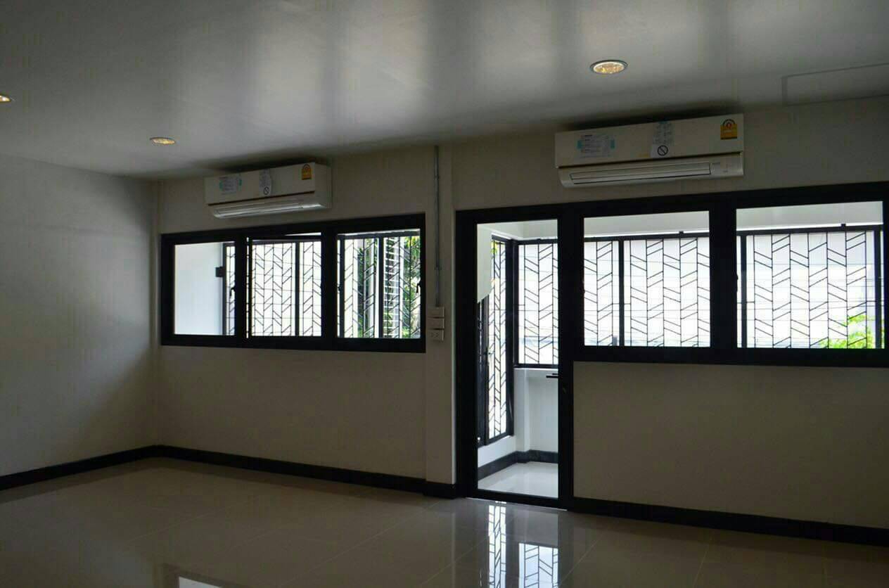 Pet friendly townhouse rent ekamai