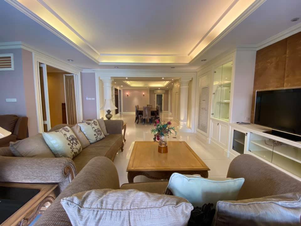 Pet friendly condo for rent Sukhumvit Promphong Skytrain