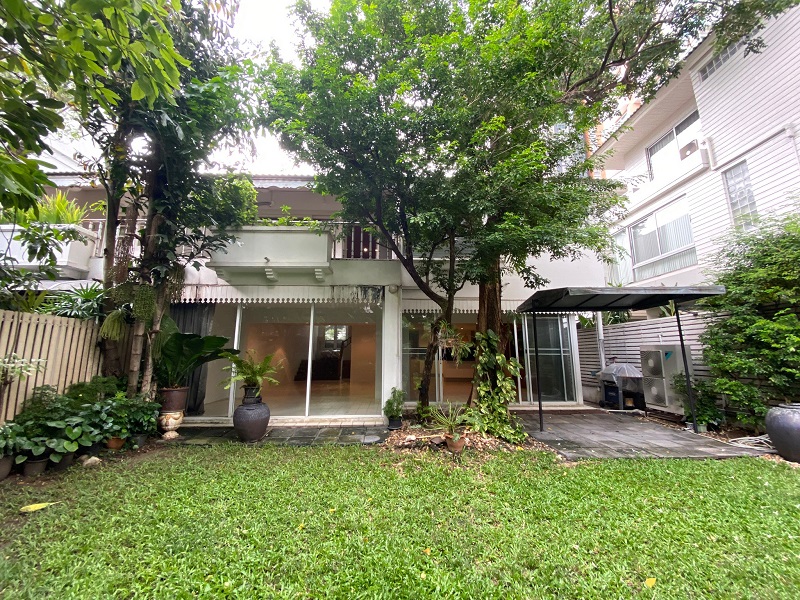Pet friendly Single house with Garden 3 bedroom Rent Phromphong