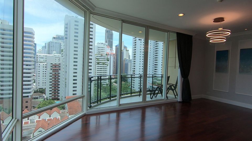 Modern Private 3 Bedroom Condo Rent Phromphong