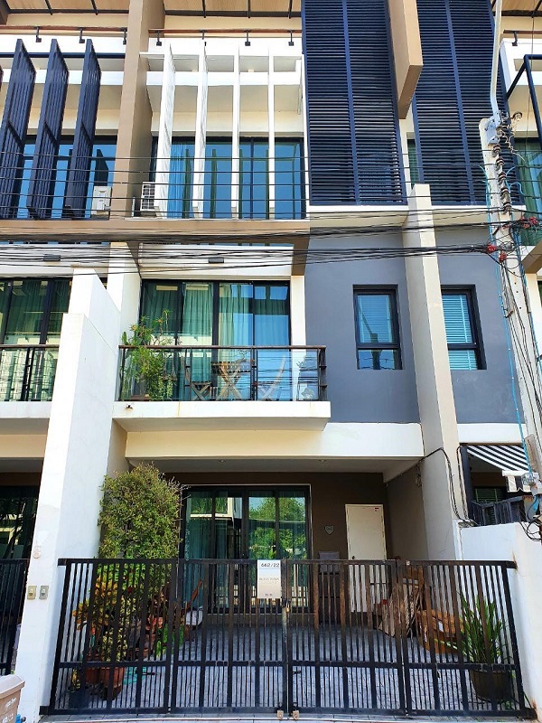 Townhome with Great Location For Sales with Tenant Sukhumvit 50