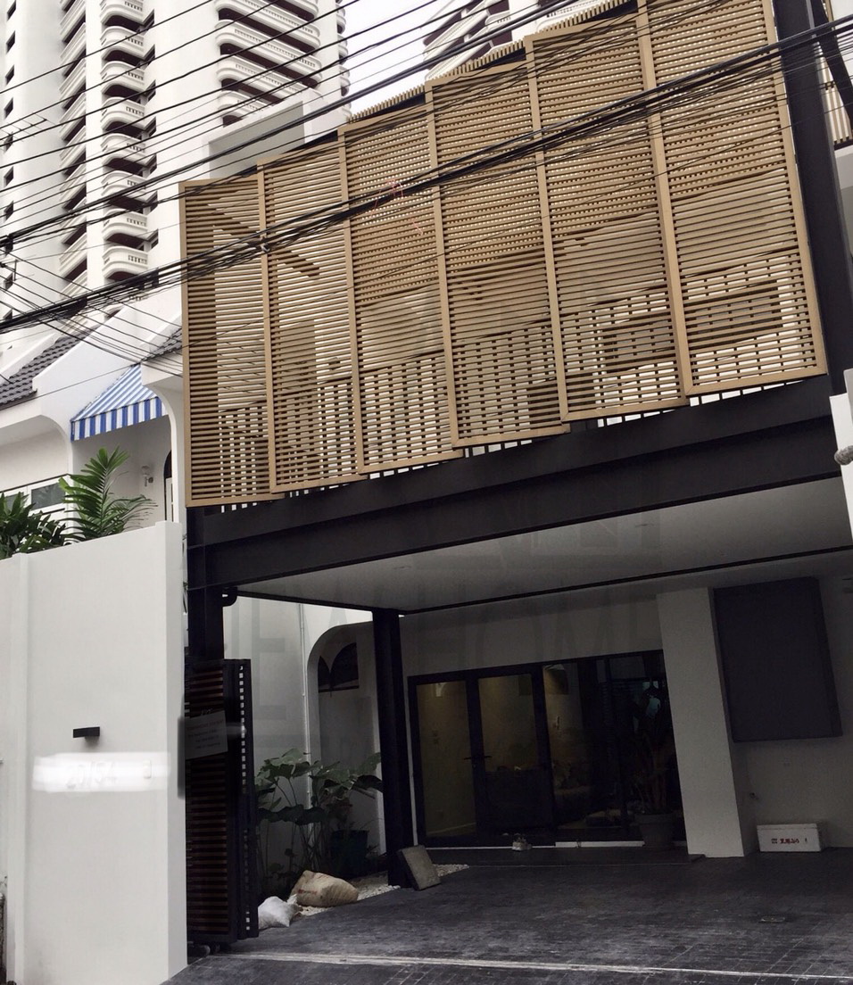 Pet friendly townhome rent Bangkok