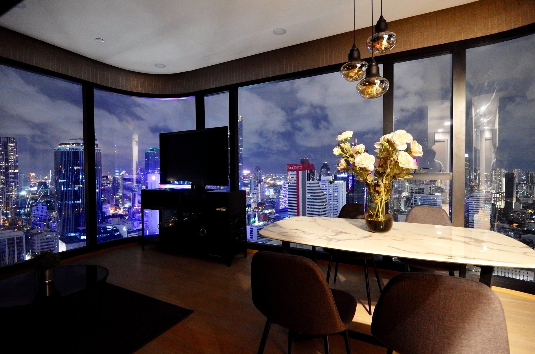 Amazing View with Curve Window 2 Bedroom Condo Rent Silom