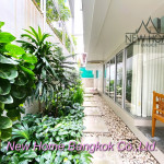 Townhouse 4 bedroom rent in Promphong near park and sky train
