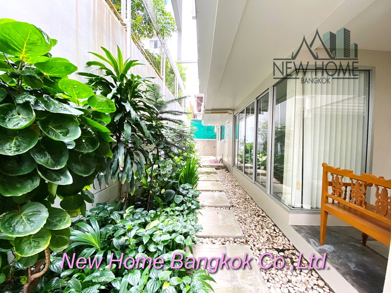 Townhouse 4 bedroom rent in Promphong near park and sky train