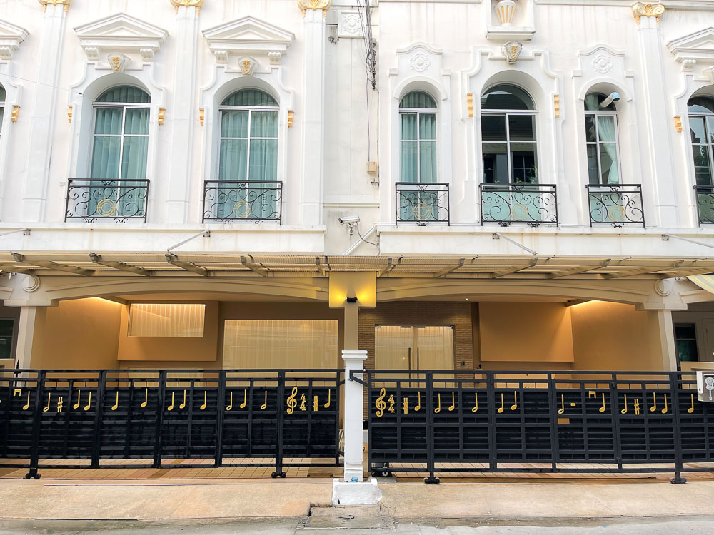 Freshly Renovated 5 Bedroom TownHouse for Rent Rama3