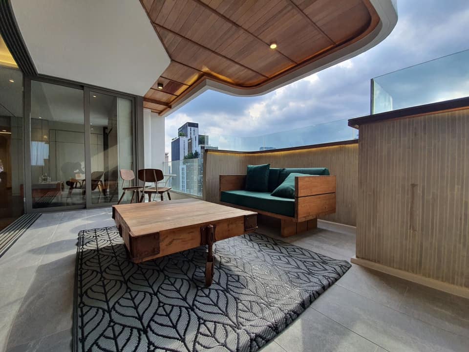 Renovated 4 bedroom large terrace for rent in Promphong area