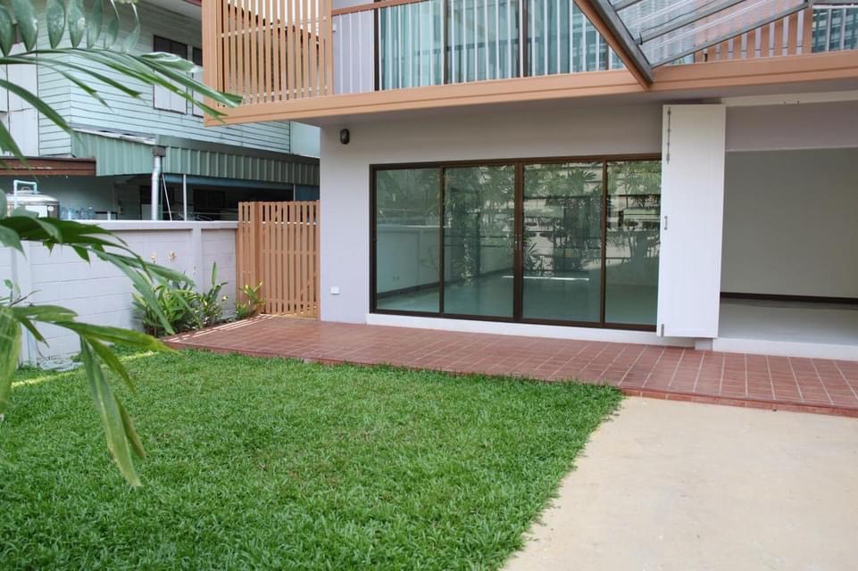 Nice house home office for rent in prime location on Sukhumvit soi 20