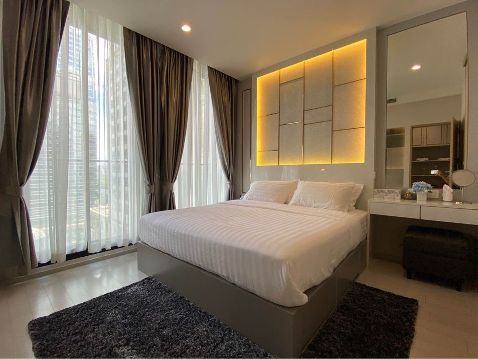 Condo 1 Bedroom with Skywalk connected to BTS Phloen Chit & Private Lifts
