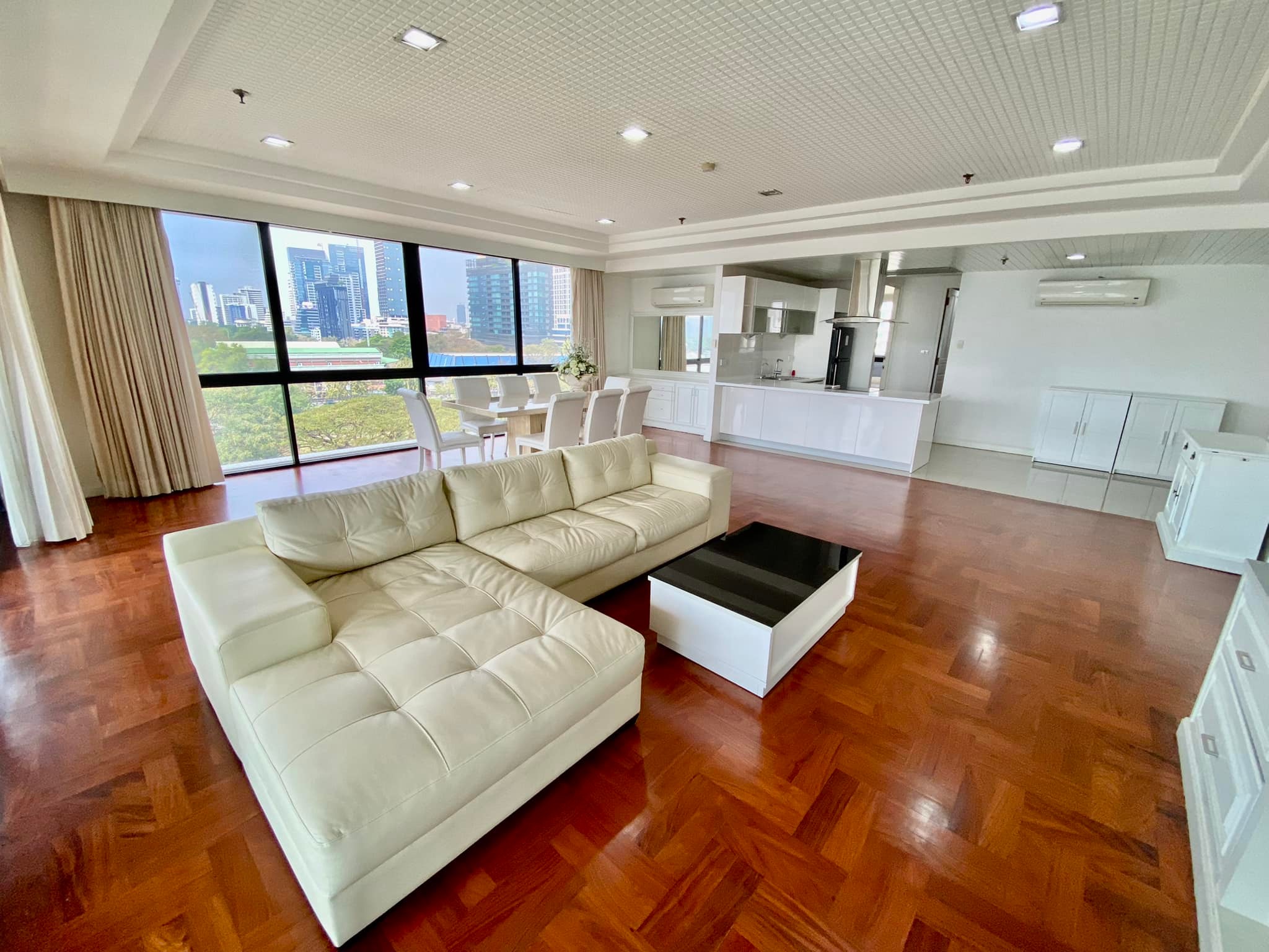 Nice condo a Few Minutes Walking to Lumpini Park and Closed to MRT Lumphini