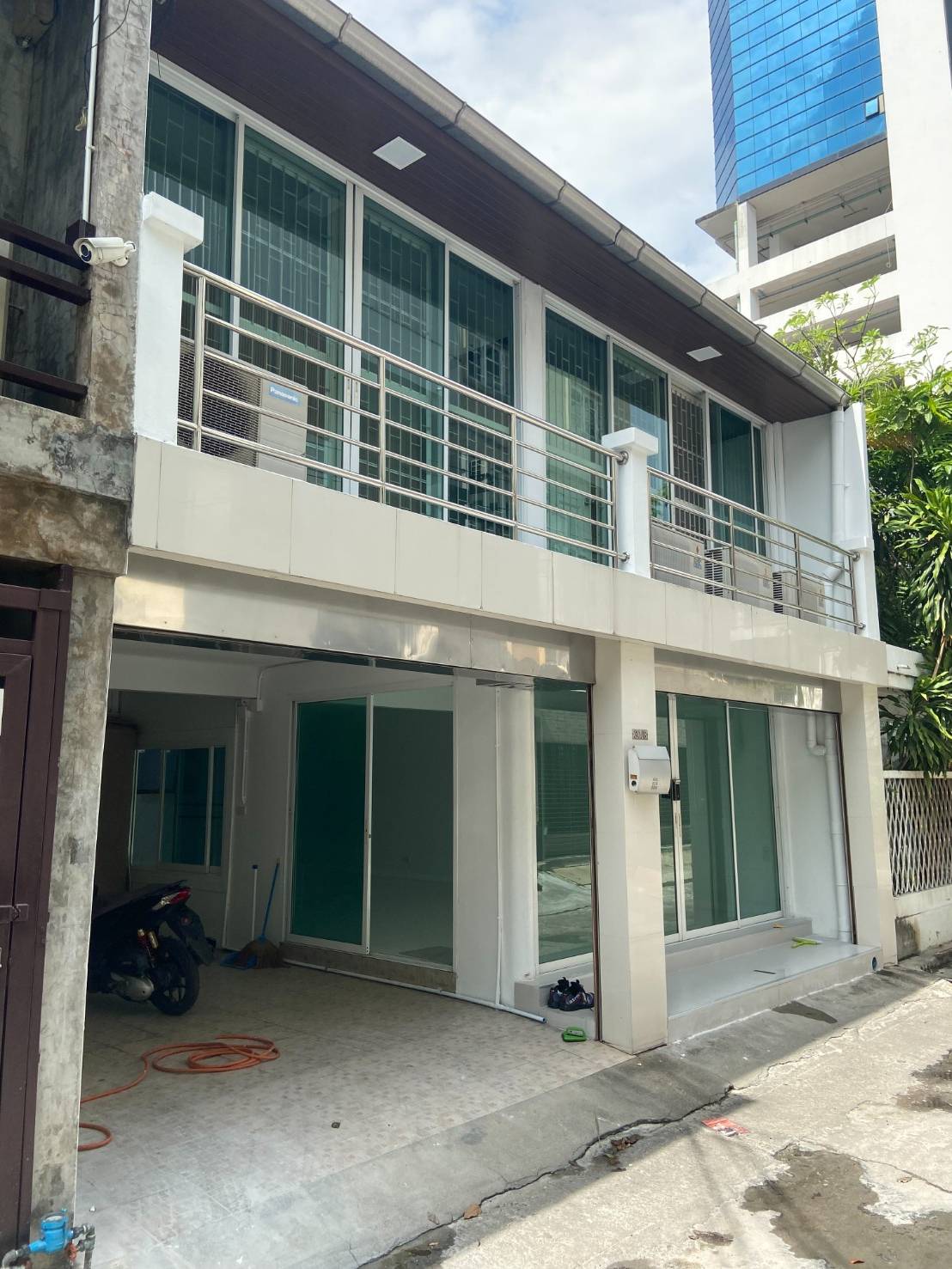 Newly Renovated Townhouse Party Furnished 3 Bedroom for Rent Ekkamai