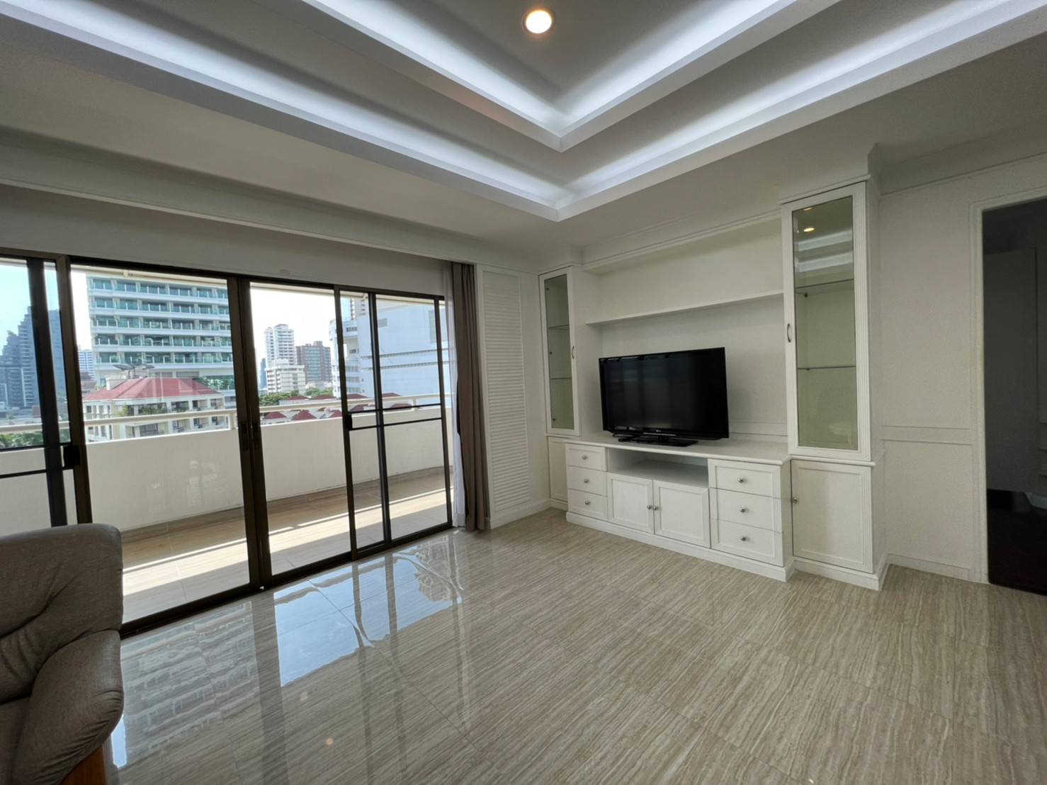 Beautiful 3 Bedroom Condo Rent Phromphong