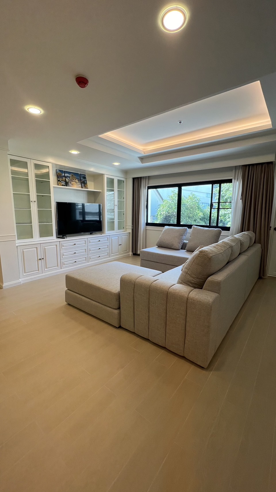 Beautiful Newly Furnished 3 Bedroom Condo For Rent Phromphong