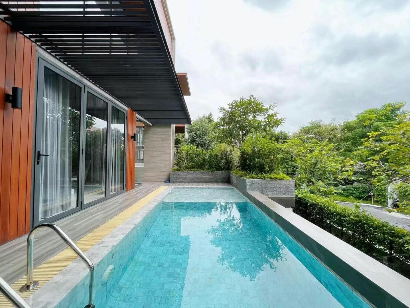 House 5 Storey with Private pool For Rent Sathorn Yenakart