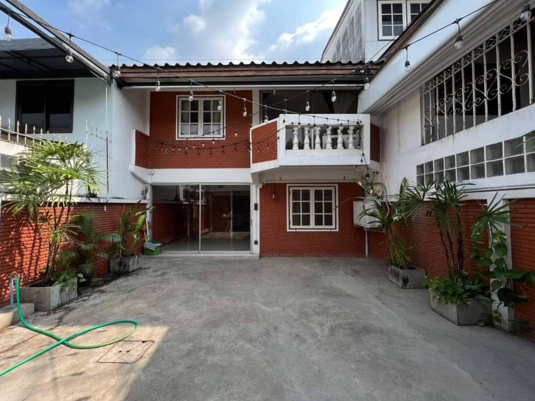 House For Rent Phrakhanong For Studio Cafe Living