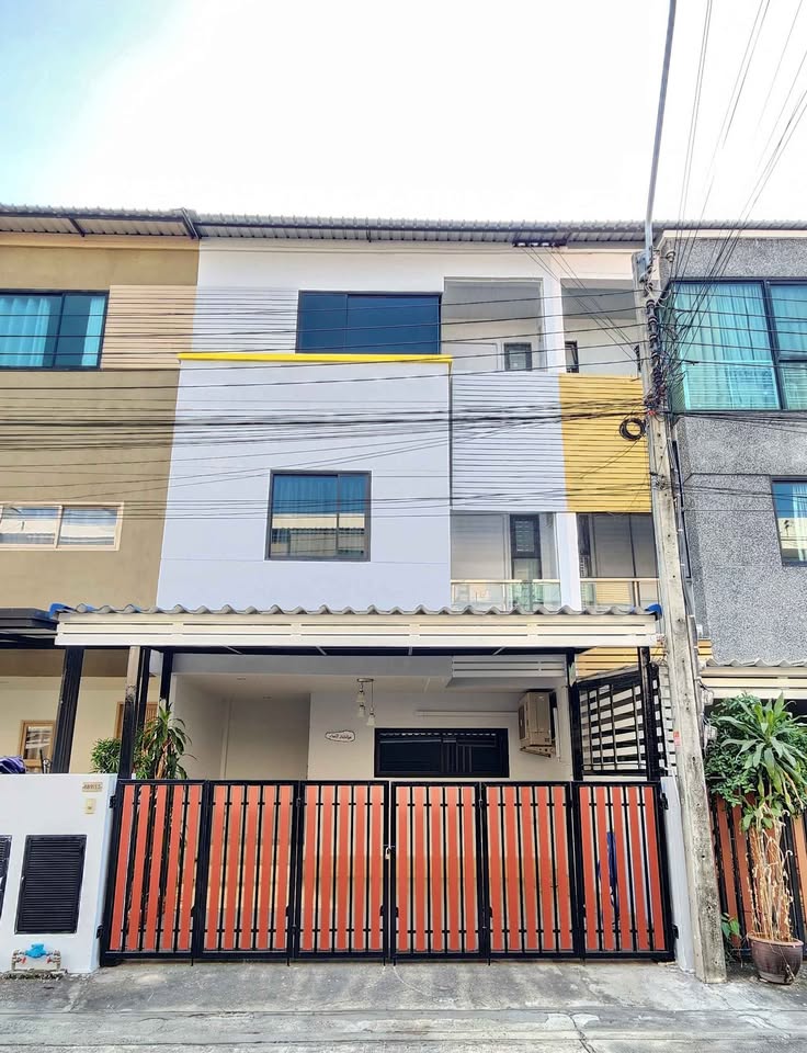 Townhome 3 Storey for Rent near BTS Bearing Station