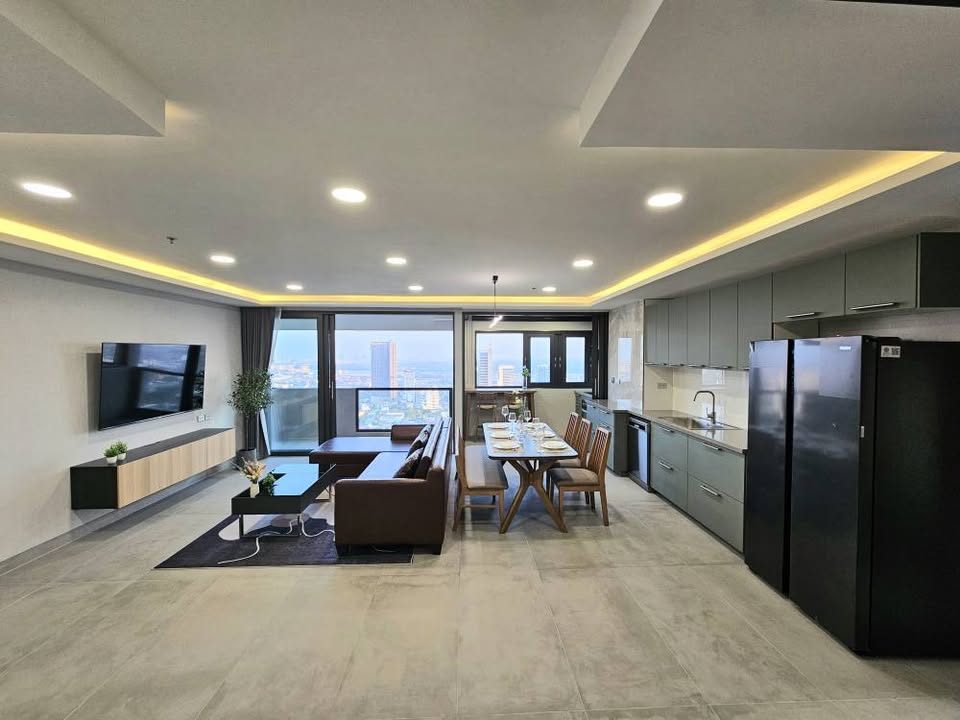 Newly Renovated Spacious 3 Bedroom Condo For Rent Phromphong