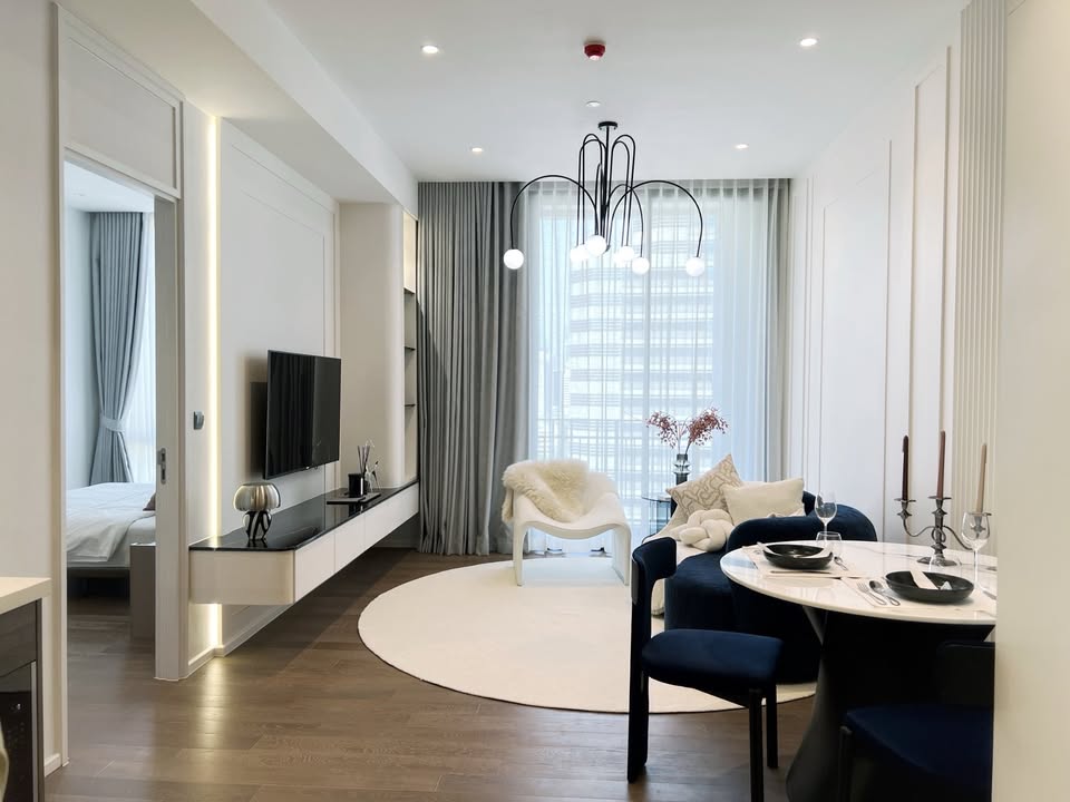 Nice View Luxury Spacious 1 Bedroom Condo For Rent Plonechit Langsuan Rd.