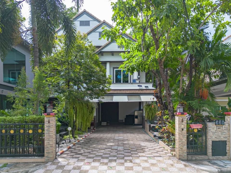 Luxury Detached House for Sale Pattanakarn 30