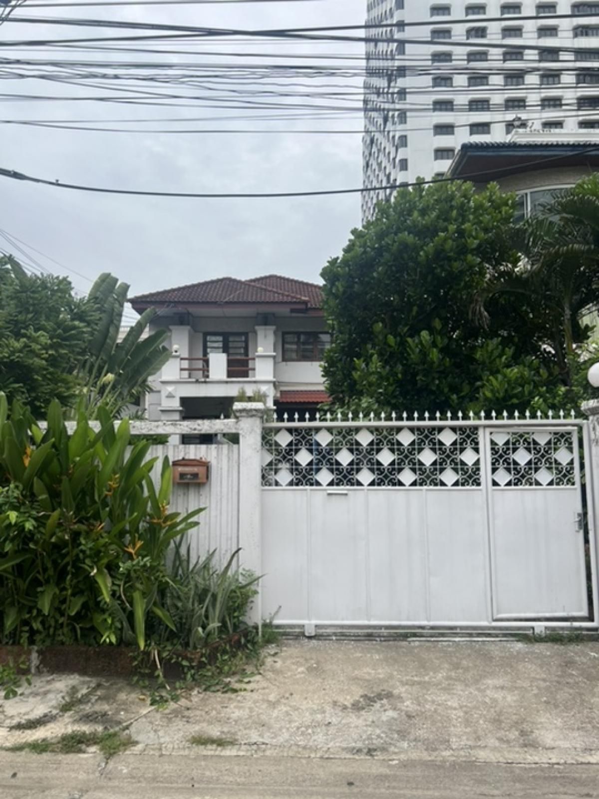Luxury 2-Storey House for Rent – Prime Sukhumvit Soi 4 Location