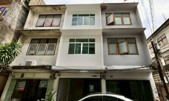 For Rent – Renovated 4-Storey Townhouse with Rooftop Sathorn