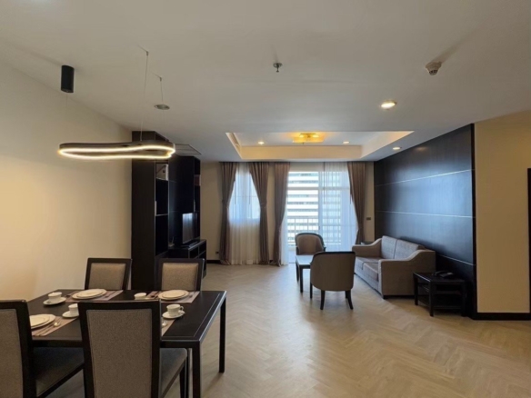 Pet friendly 2 bedroom for rent in Asok renovated unit