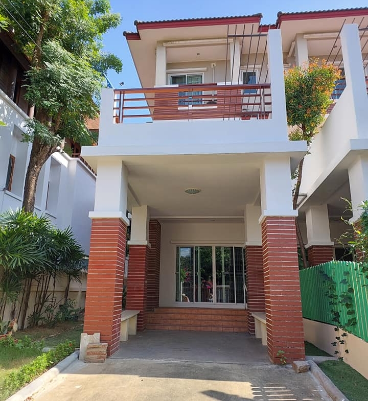 Perfect family home with Spacious Townhome for rent in Soi Yen Akat
