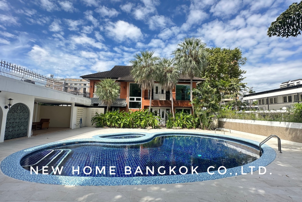 Pool Villa 3 Bedrooms for Rent | Ekamai Area