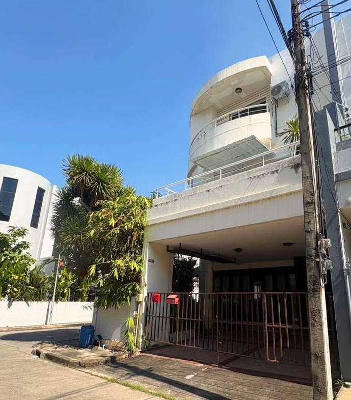 Newly renovated corner House 4 Bedroom for rent in the prime Sukhumvit 105