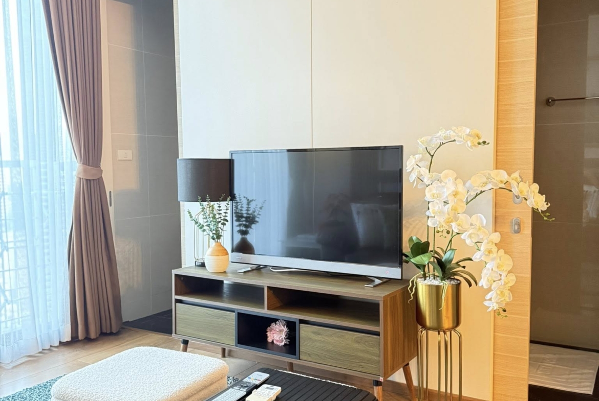 For Rent and Sale Spacious 1 Bedroom Park Origin Phrom Phong