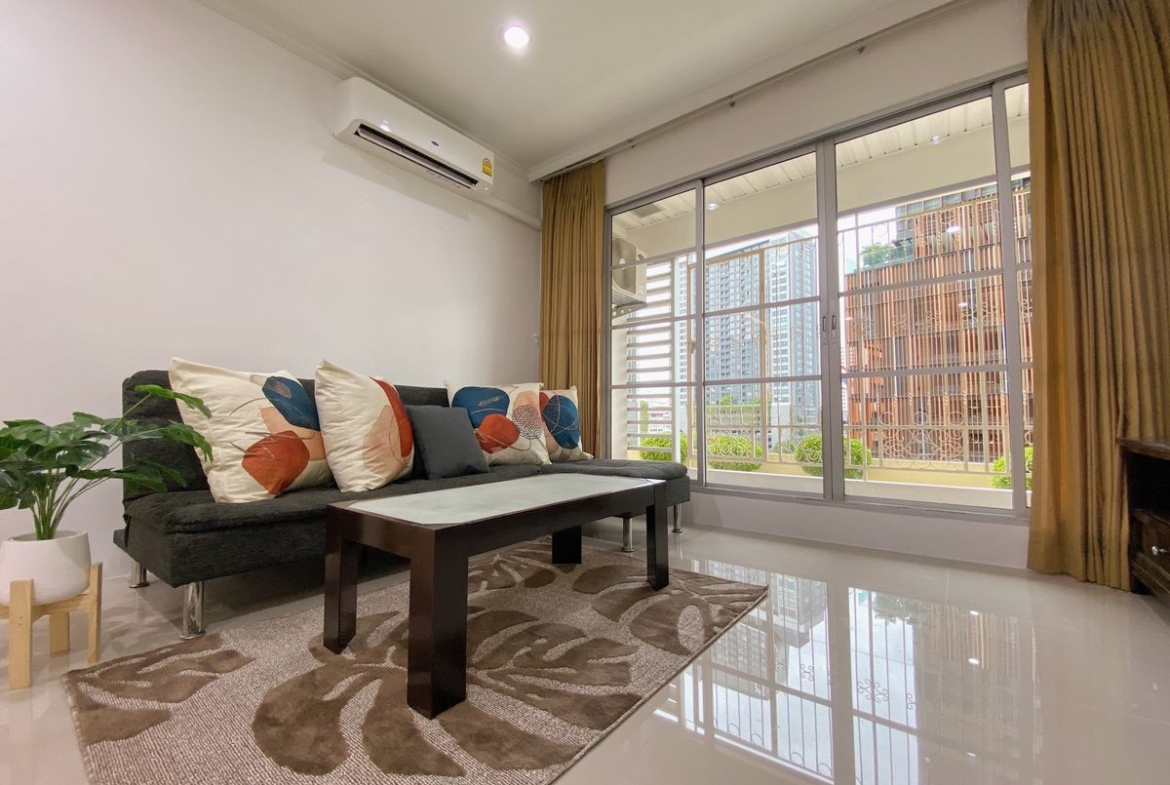 For Rent Baan Klang Krung Siam Pathumwan Large 2 Bedroom Unit with Fixed Parking
