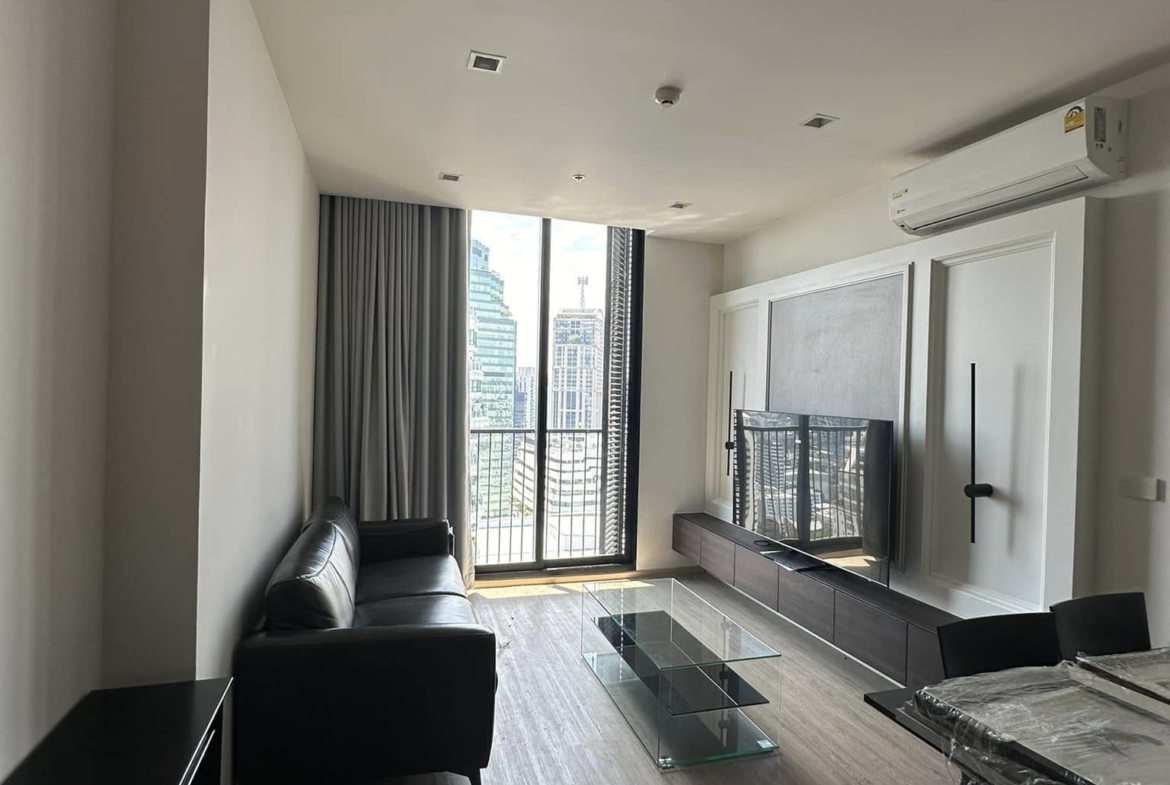 Spacious 1 Bedroom Noble State 39 Condominium for Rent