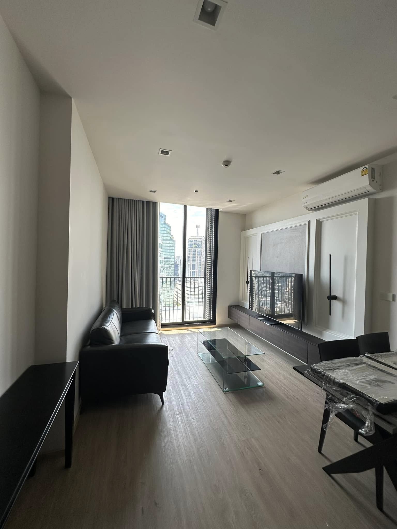 Spacious 1 Bedroom Noble State 39 Condominium for Rent