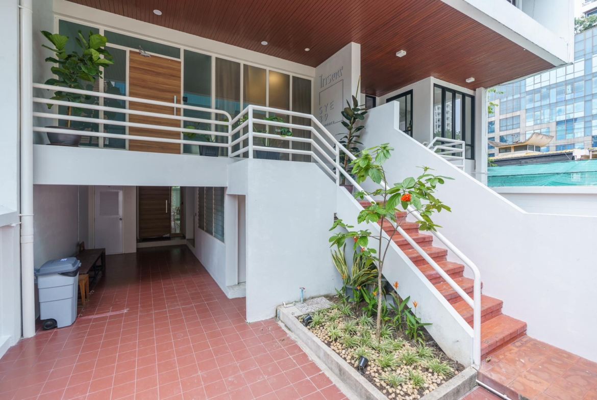 For rent 4 Stroey townhome Sukhumvit 39 five minute walk to EmQuartier