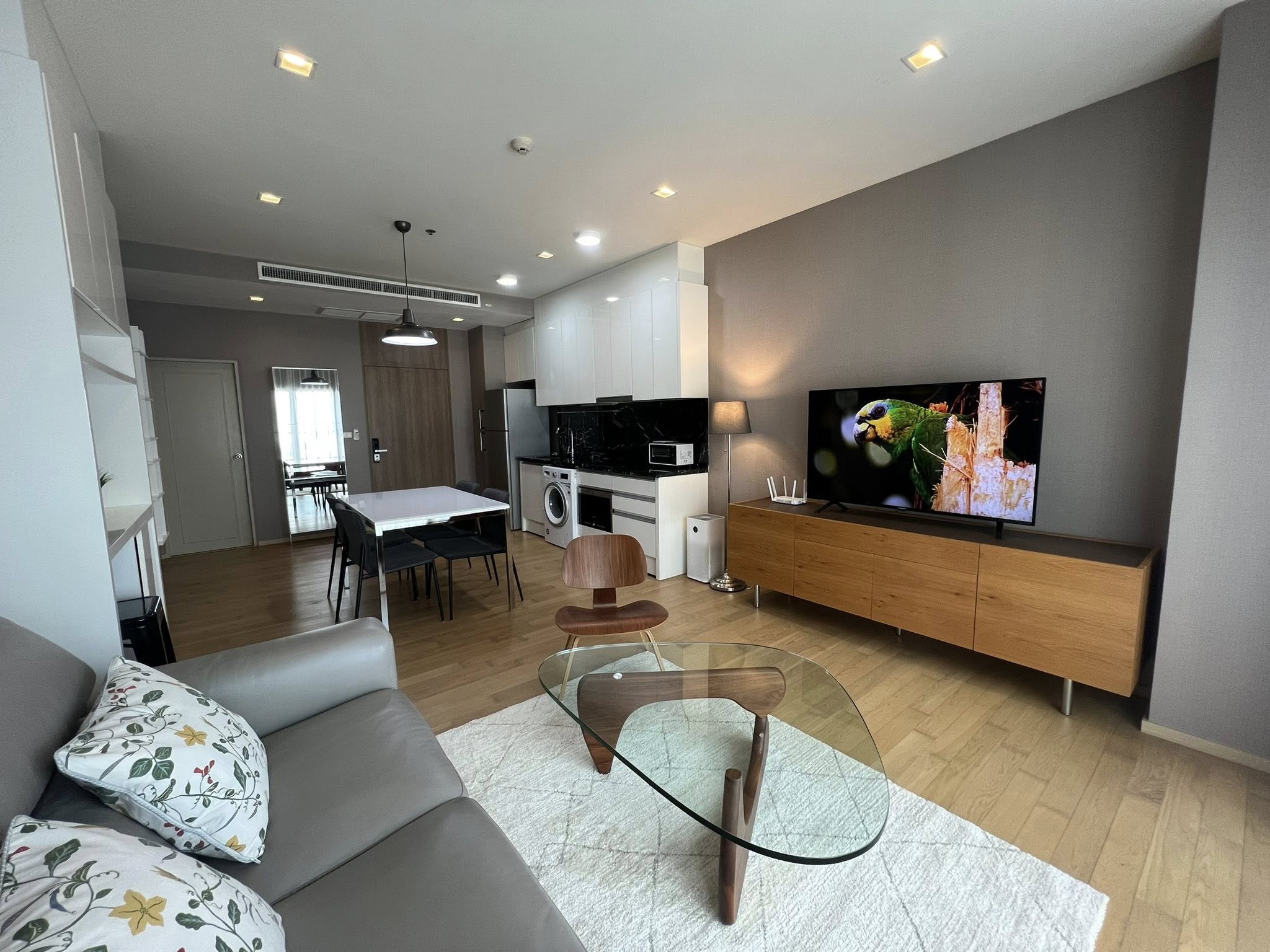 Noble Reveal condominium newly decorated 2 Bedroom unit for Rent