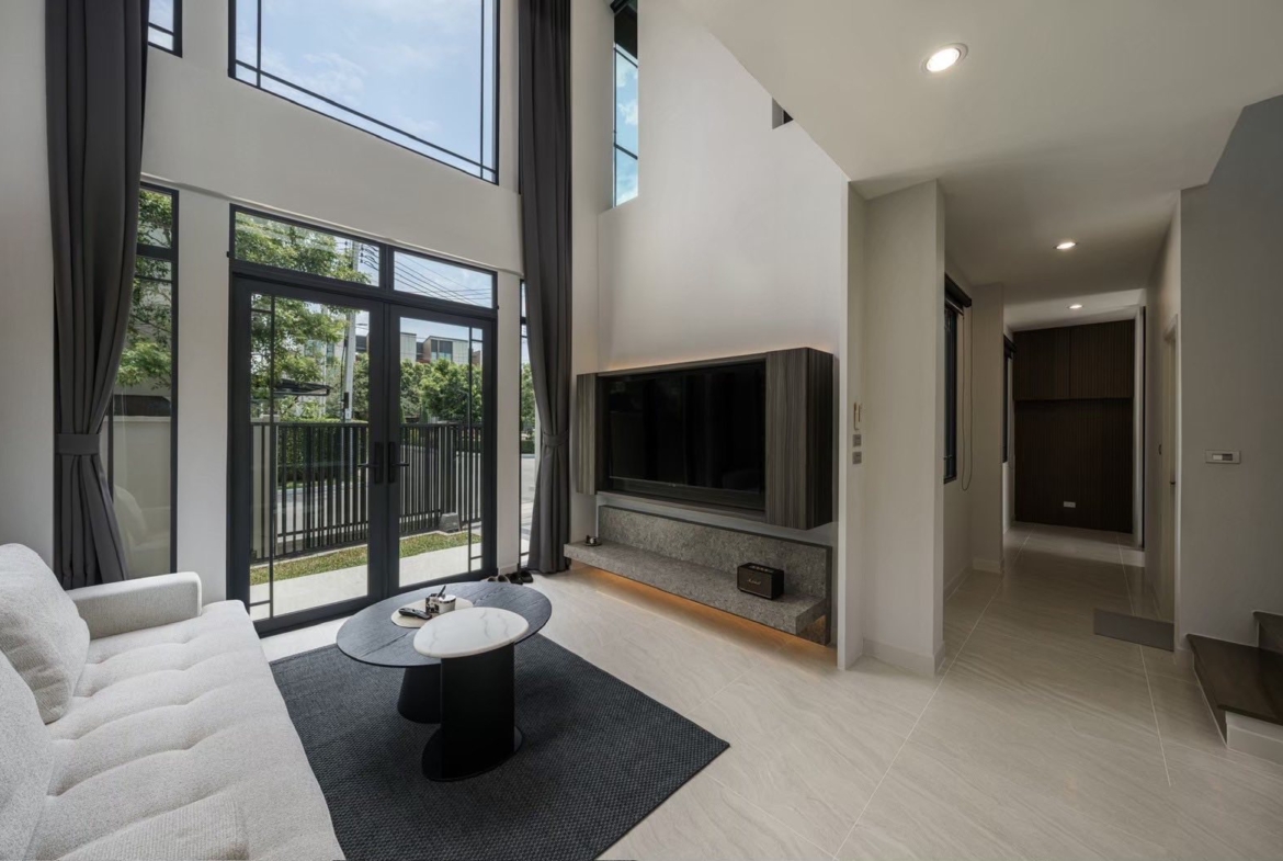 Luxury 3 storey townhouse for rent in Sukhumvit 77