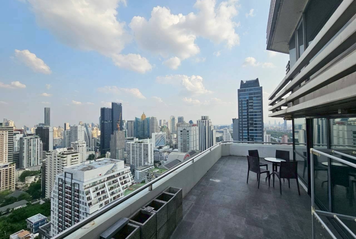 Rare high floor corner unit with Spacious at Sukhumvit Suite for Sale