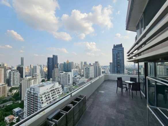 Rare high floor corner unit with Spacious at Sukhumvit Suite for Sale