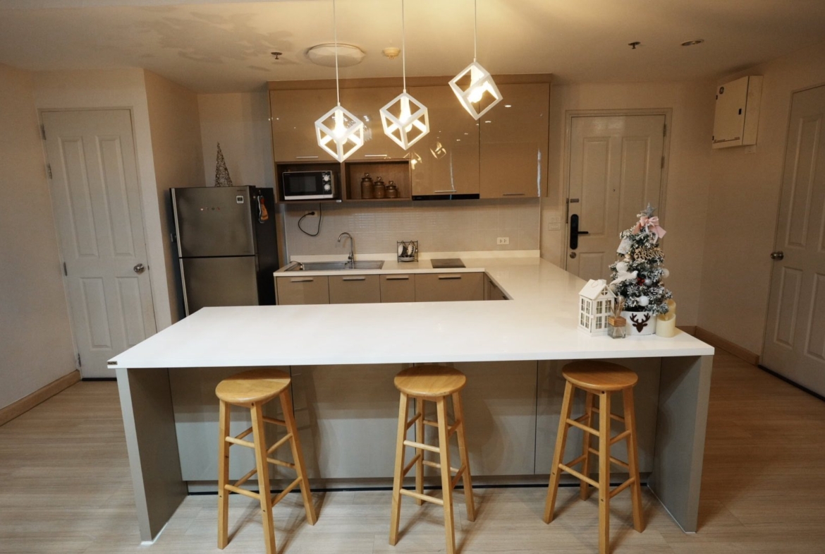 Condo 2 bedrooms for sale with tenant at Baan Sathorn Chaophraya