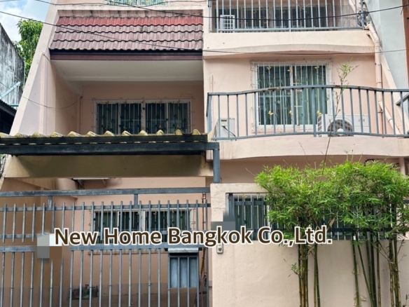 Pet Friendly 3 Storey Townhouse for Rent and Sale in Phrom Phong