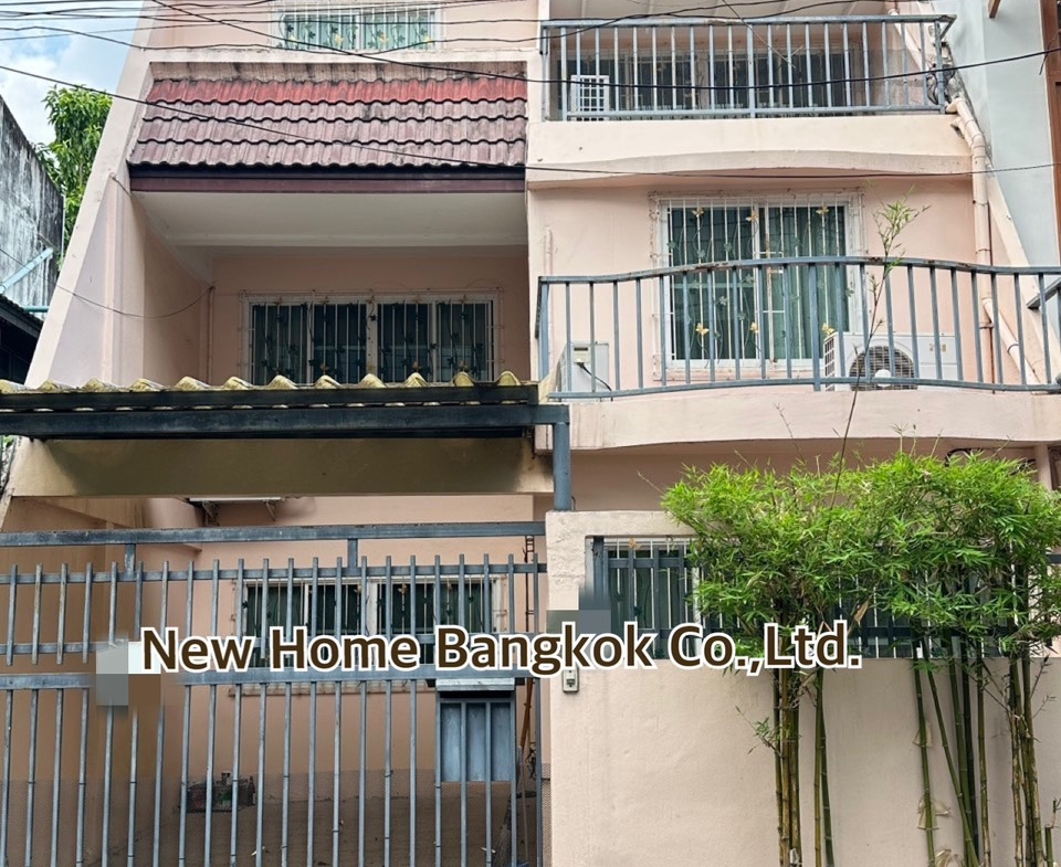Pet Friendly 3 Storey Townhouse for Rent and Sale in Phrom Phong