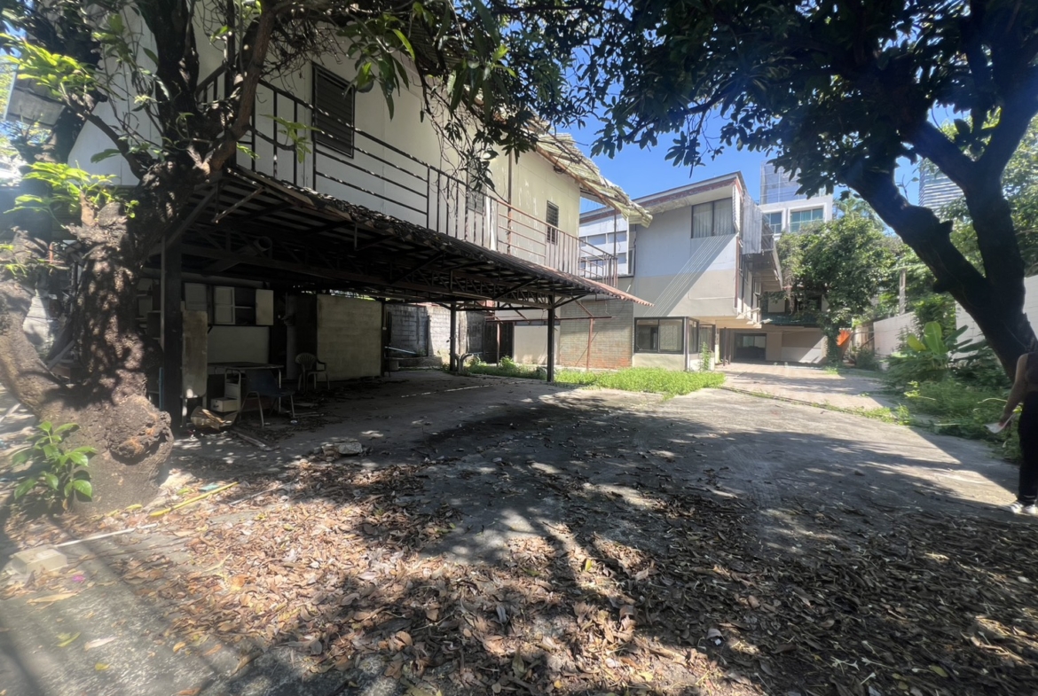 Prime Land with House for Sale Sukhumvit 49 Thonglor 13 Rare Opportunity