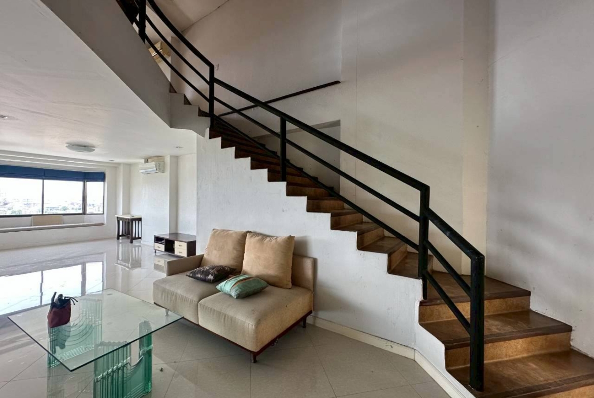 Penthouse for sale/rent 5 Bedroom at Country Complex Condo