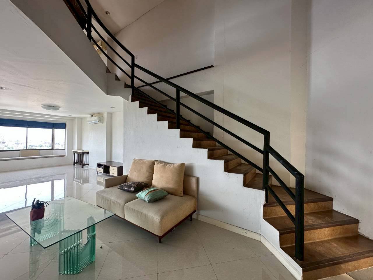 Penthouse for sale/rent 5 Bedroom at Country Complex Condo