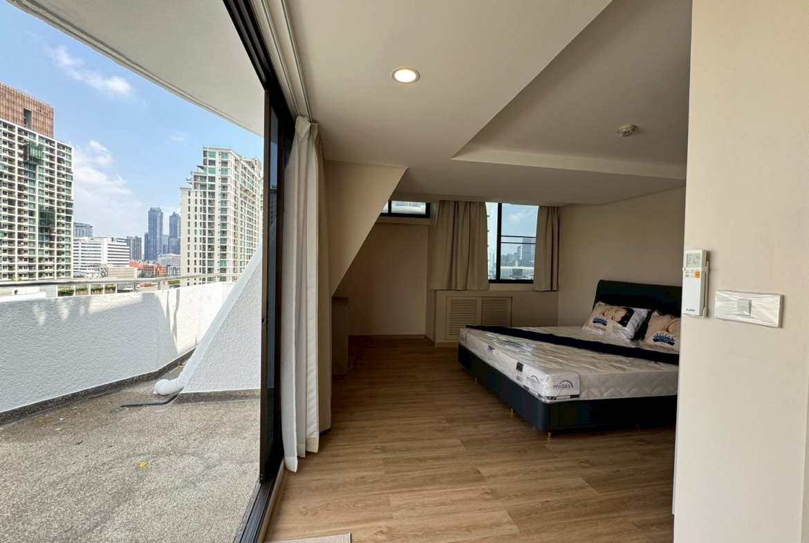 Spacious Newly Renovated 2 Bedroom Condo for Rent at Supalai Place Sukhumvit 39