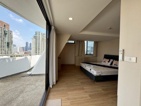 Spacious Newly Renovated 2 Bedroom Condo for Rent at Supalai Place Sukhumvit 39