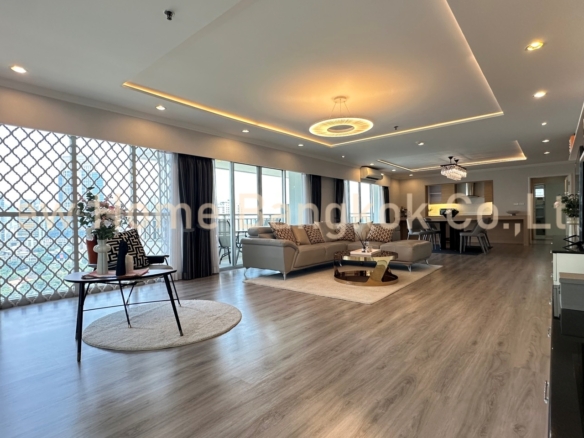 Beautiful spacious 3 bedroom condo for rent in Sathorn area near Lumpini Park