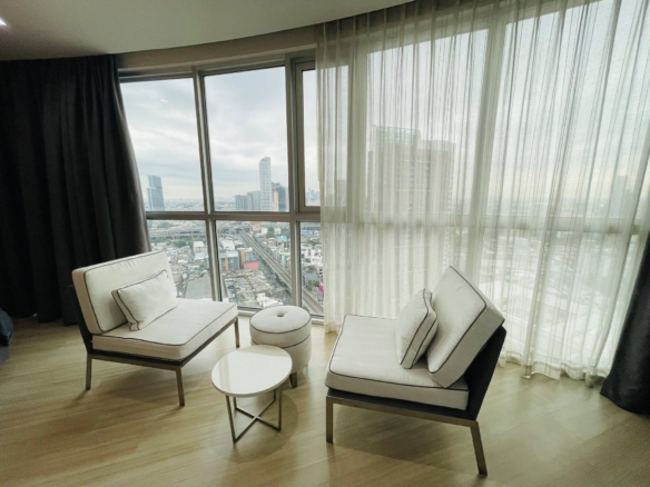 Spacious 1 Bedroom Sky Walk Residences High Floor Condo For Rent