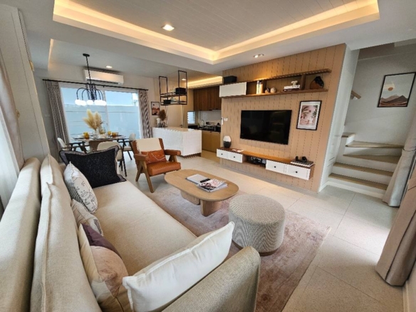 Townhouse 3 Bedroom for rent corner unit 2.5 storey with mezzanine in Bangna